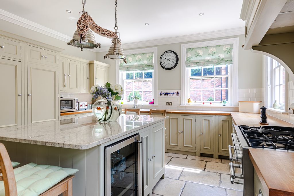 Property photo 2 of 40 Kitchen1