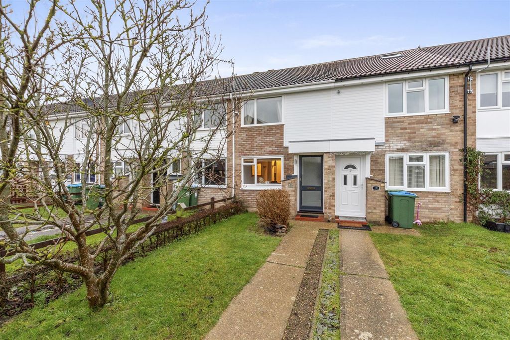 Property photo 1 of 18 Hillington Close