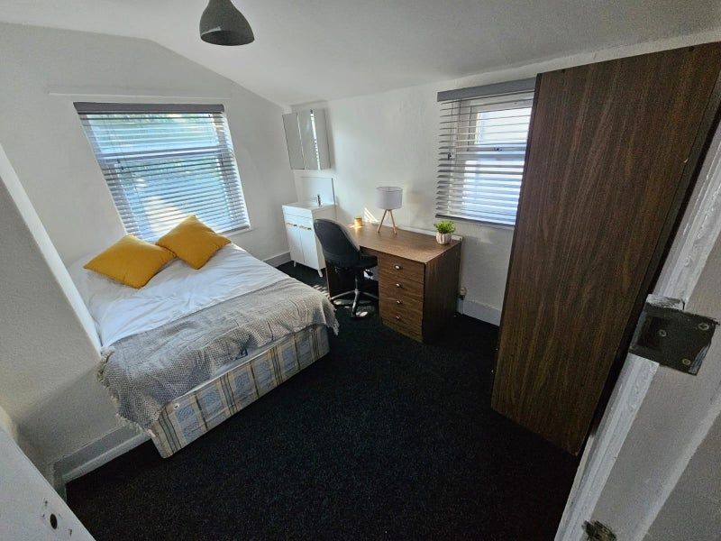 Property photo 1 of 14 Bright And Cozy Double Bedroom Featuring A Comfort...