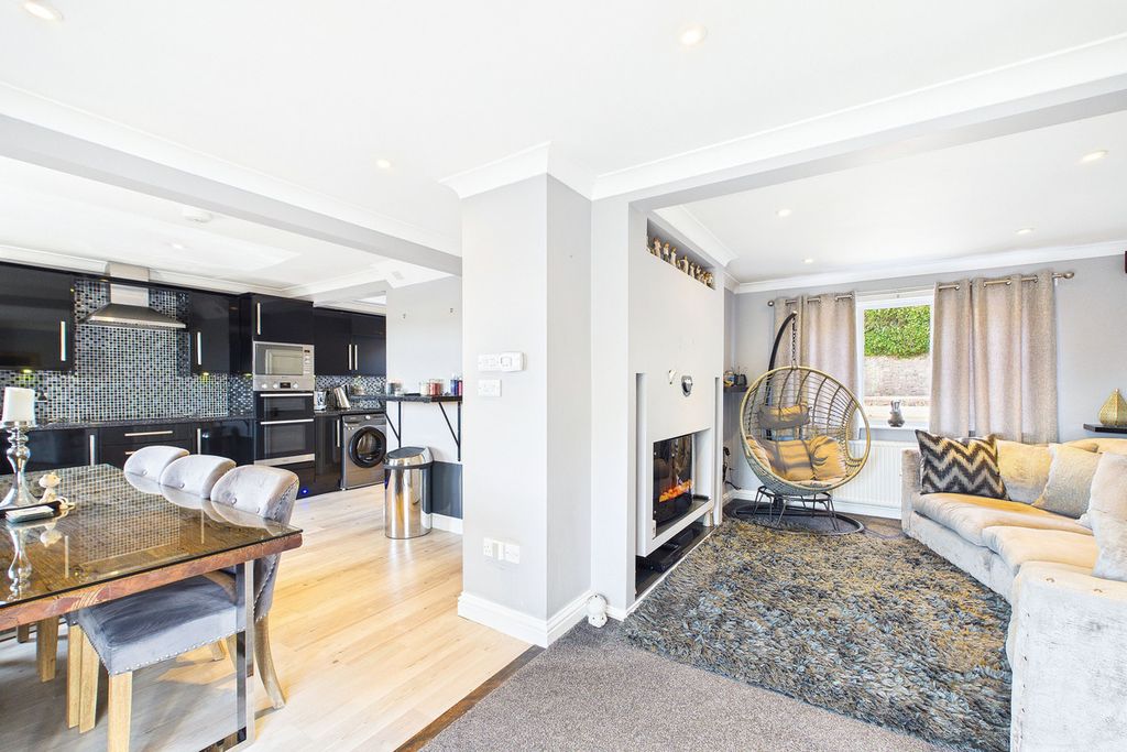 Property photo 2 of 32