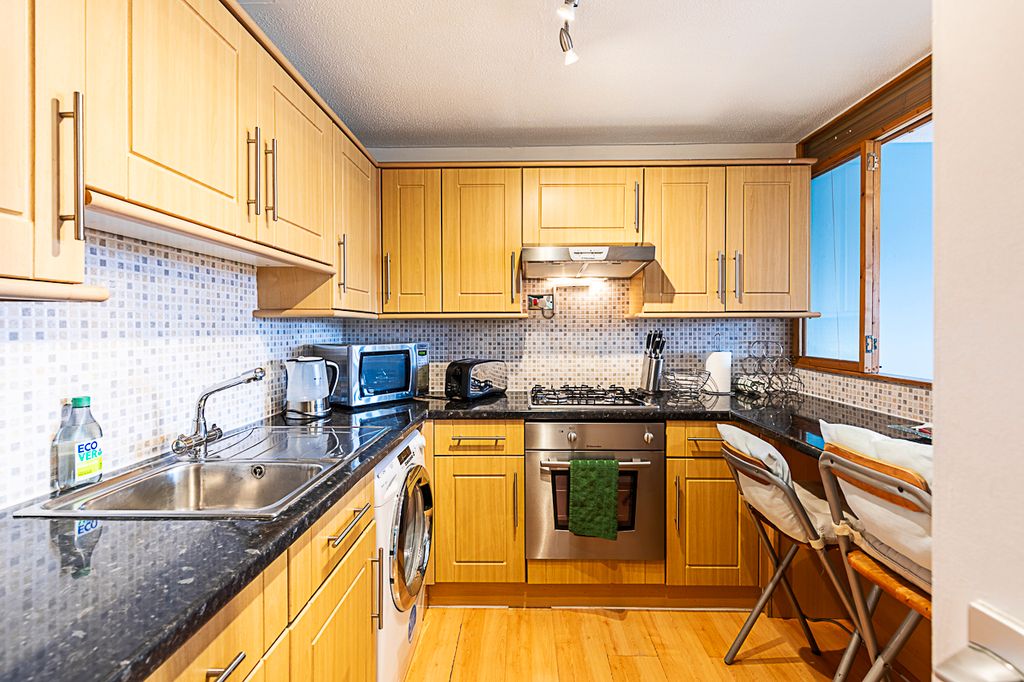 Property photo 2 of 31