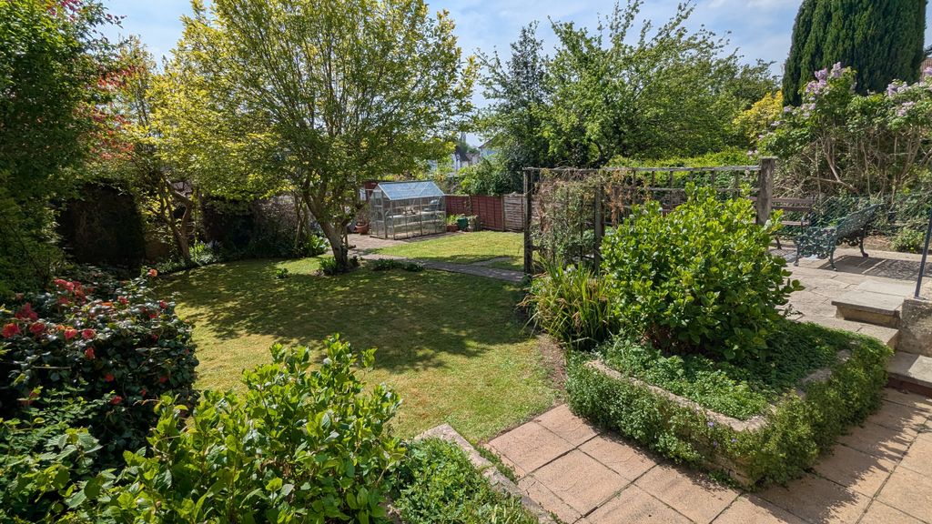 Property photo 2 of 18 Garden