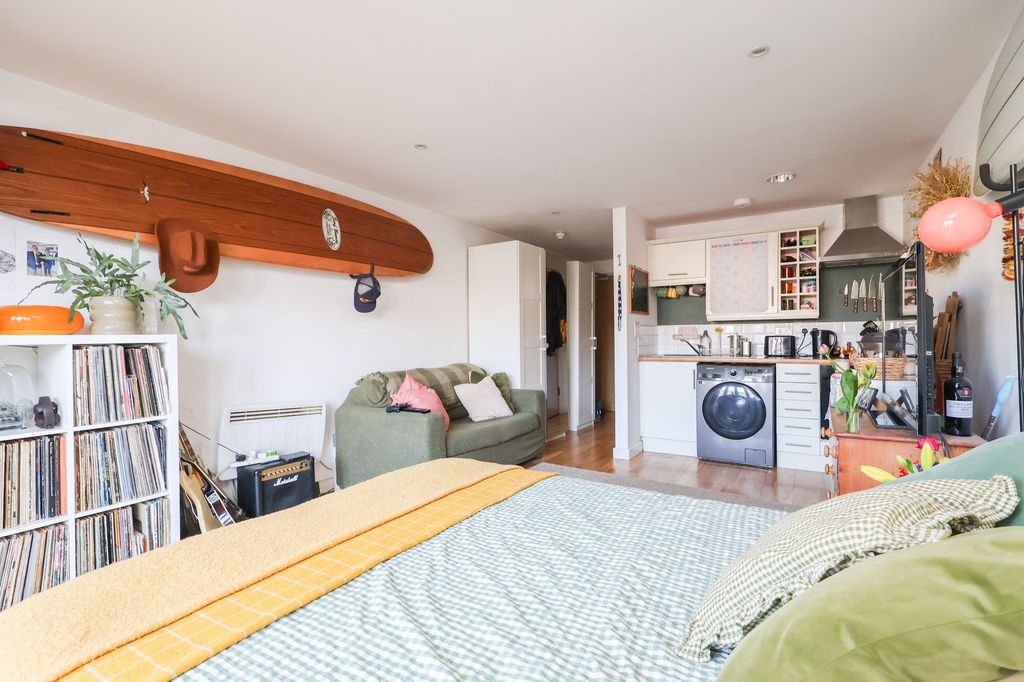 Property photo 3 of 17 Living Space