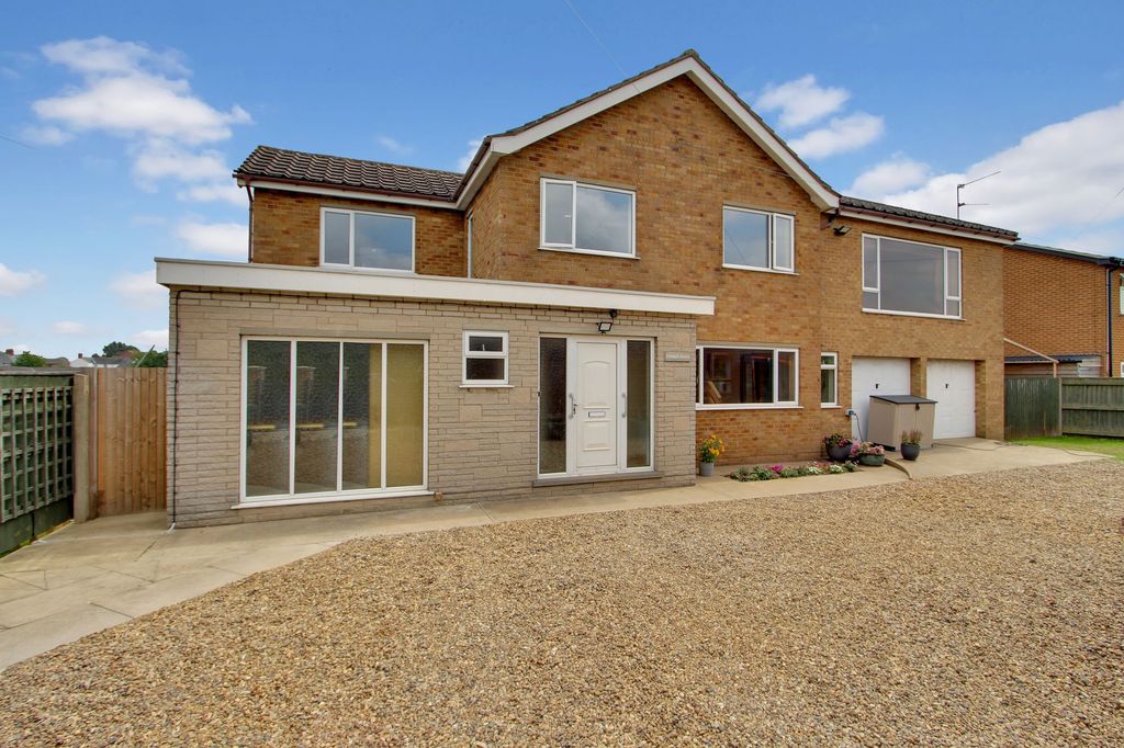 Property photo 2 of 37