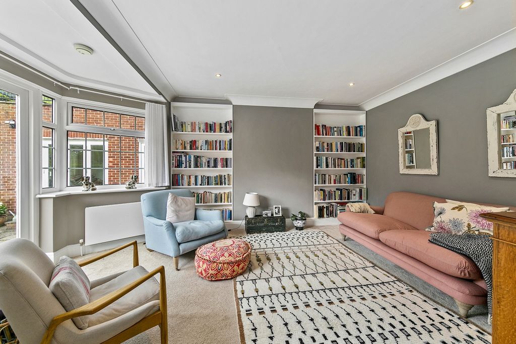 Property photo 3 of 32 14 Roedean Cresce...