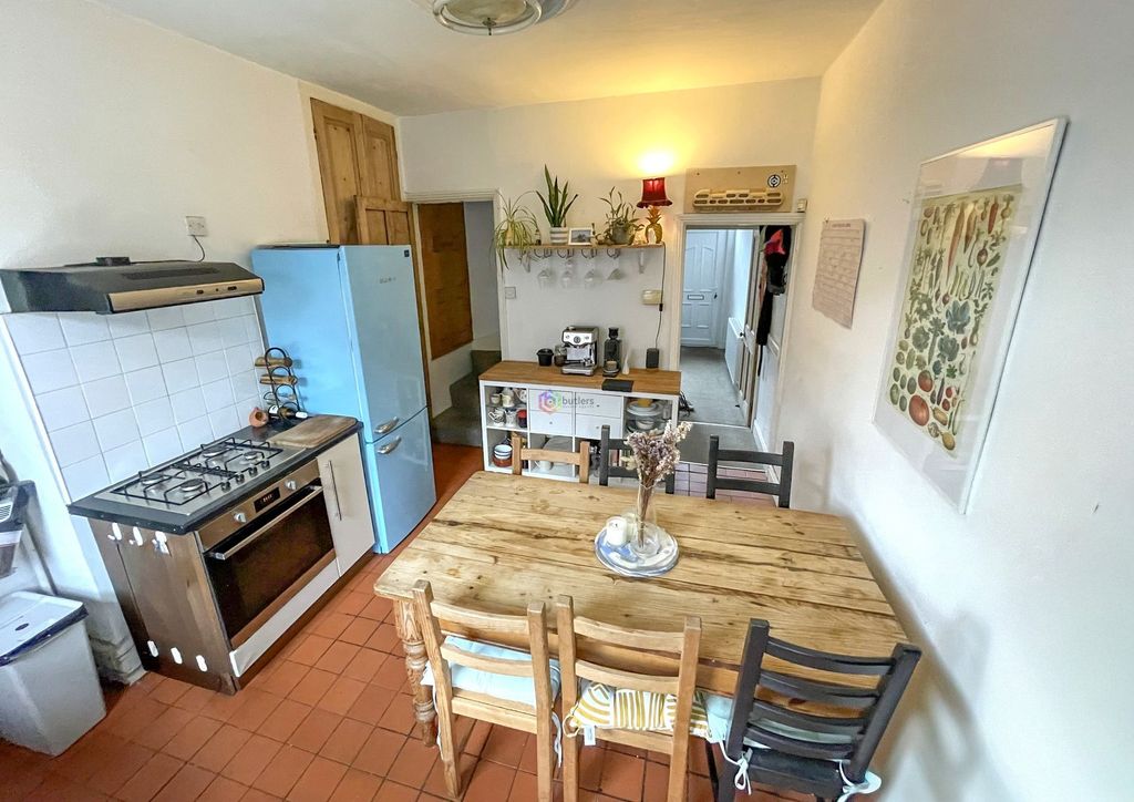 Property photo 3 of 8 Kitchen