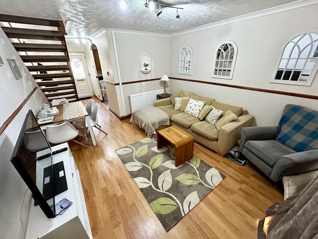 Property photo 3 of 8 Lounge