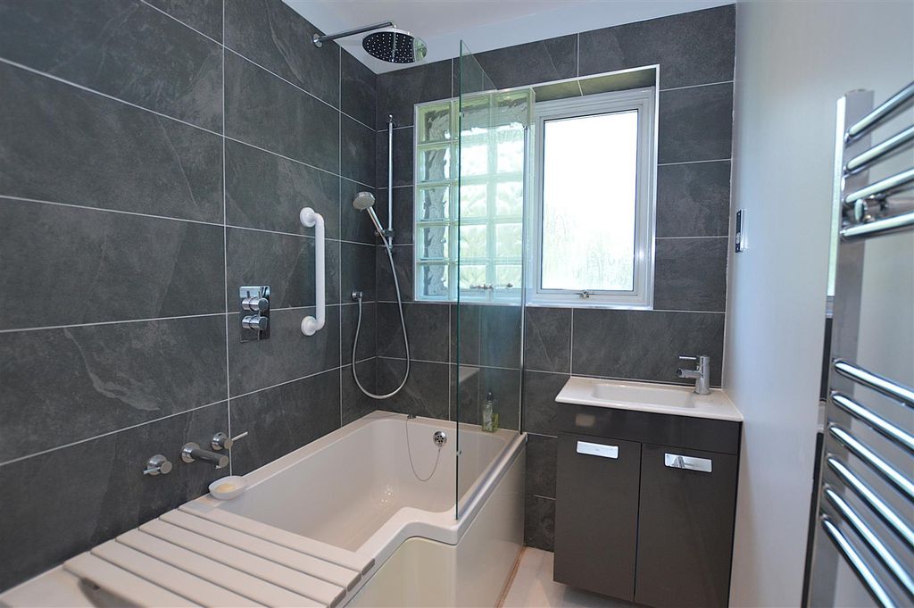 Property photo 1 of 11 33 Lyndhurst Avenue Bathroom.Jpg