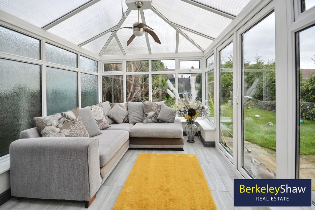 Property photo 3 of 18 Conservatory