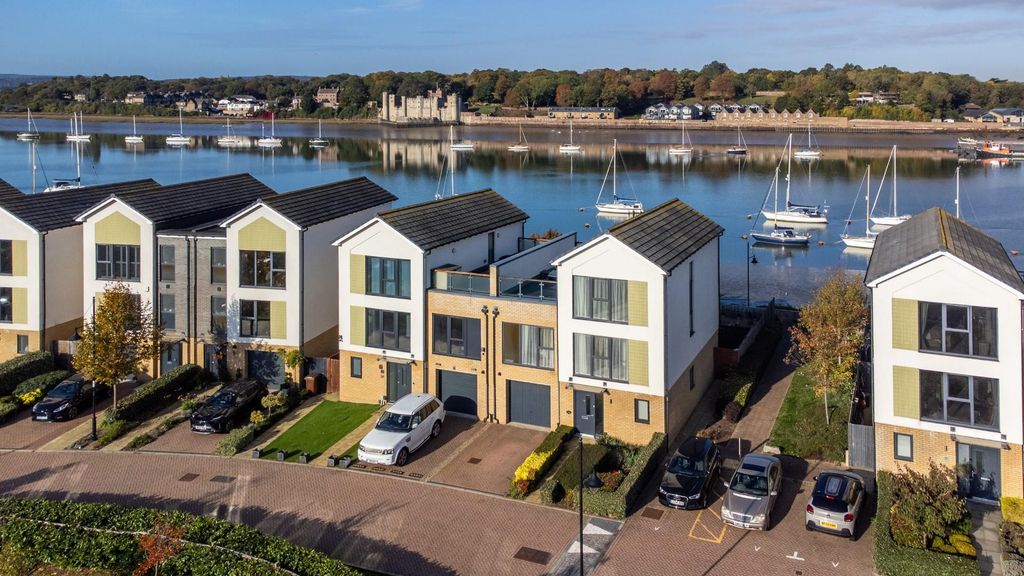 Property photo 1 of 11 Front