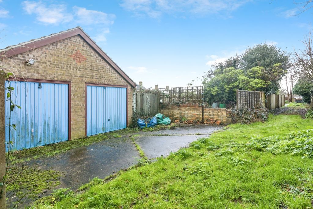 Property photo 2 of 20 Garage