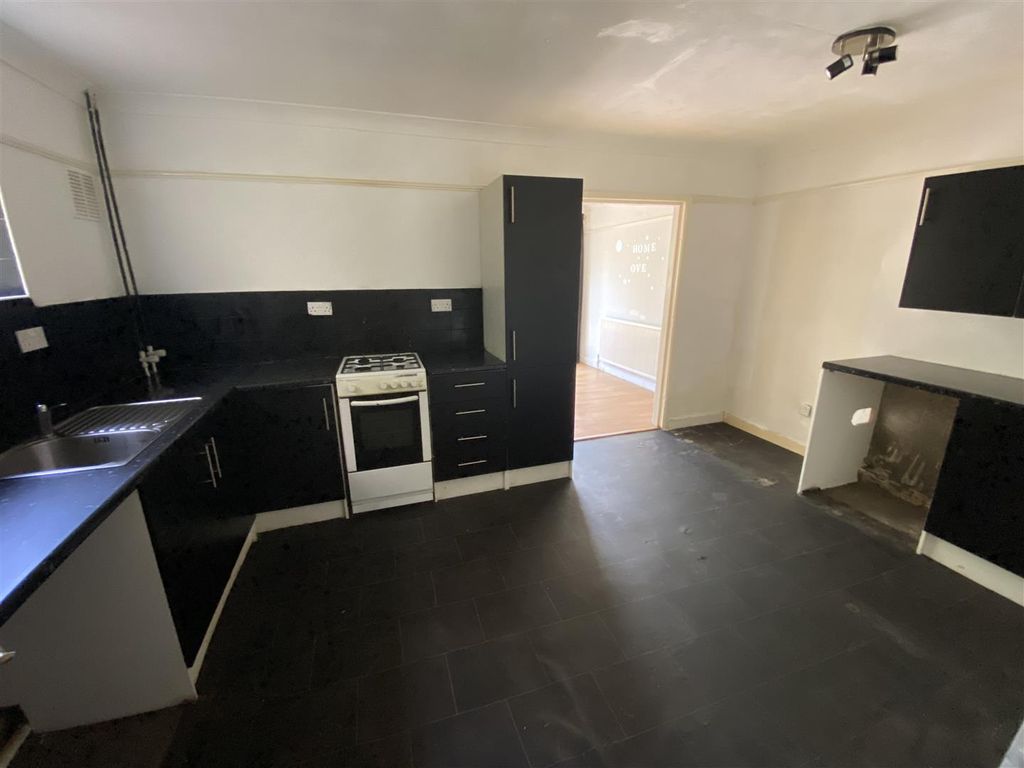 Property photo 3 of 9 Kitchen
