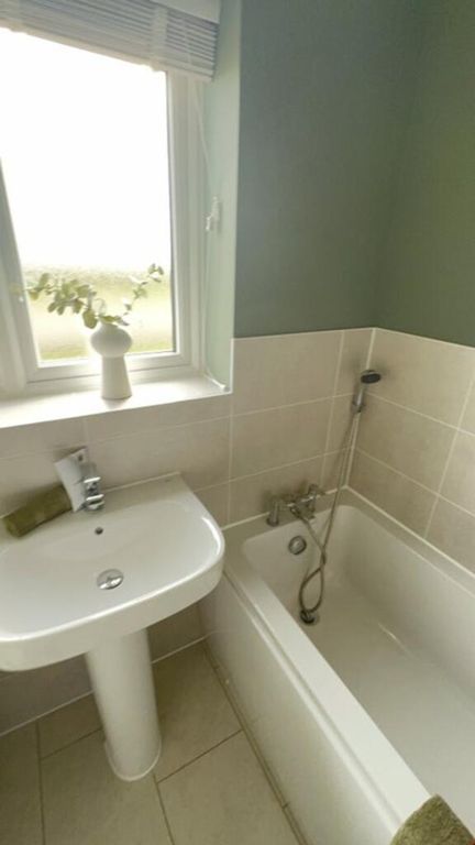 Property photo 3 of 6 A Well-Maintained Bathroom Featuring A Modern Bath...