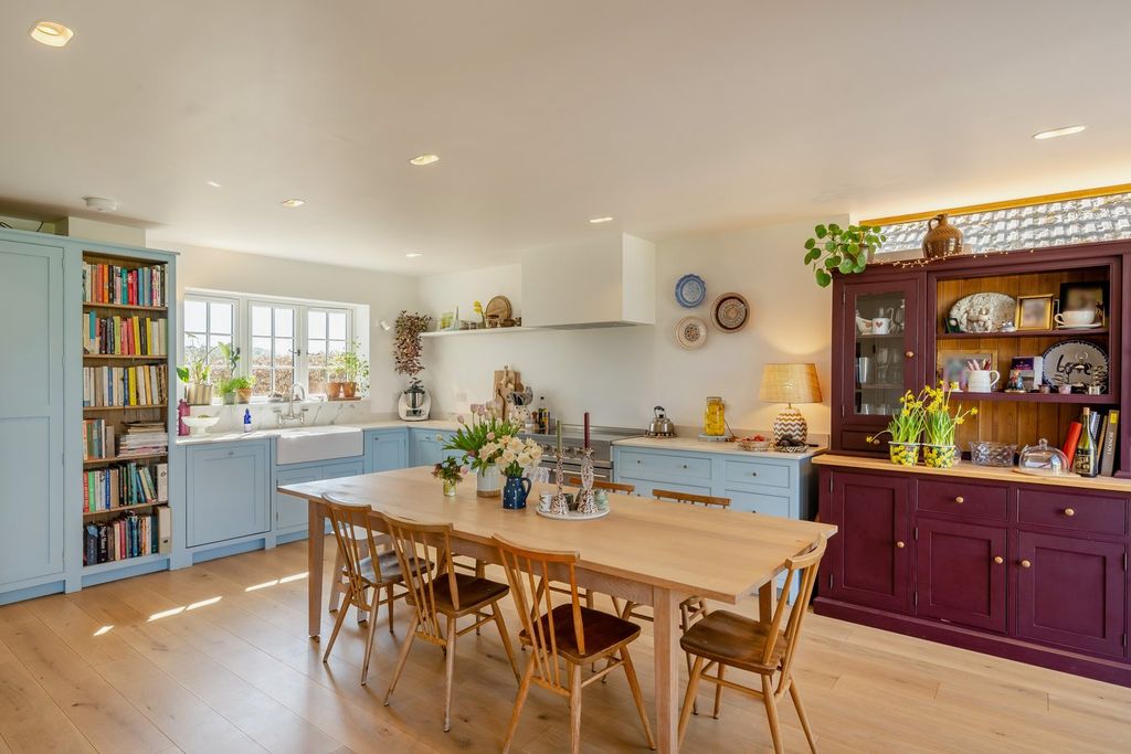 Property photo 3 of 28