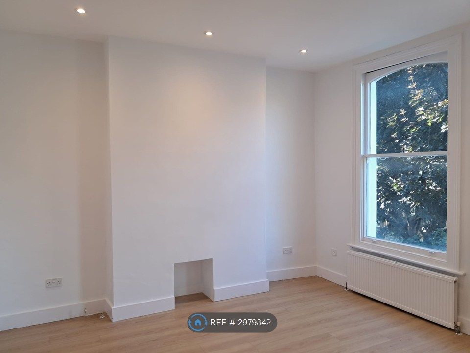 Property photo 3 of 11 Living Room