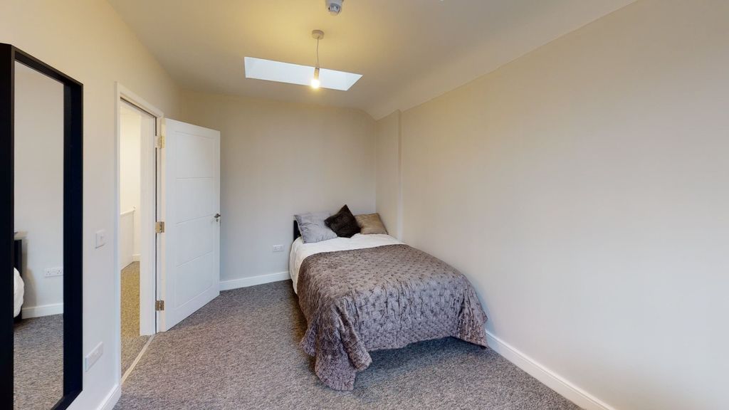 Property photo 3 of 15 A Cozy And Inviting Double Bedroom With Ample Natu...