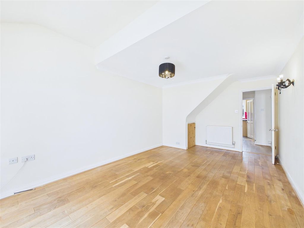 Property photo 3 of 14 Cam03988G0-Pr0226-Still005.Jpg