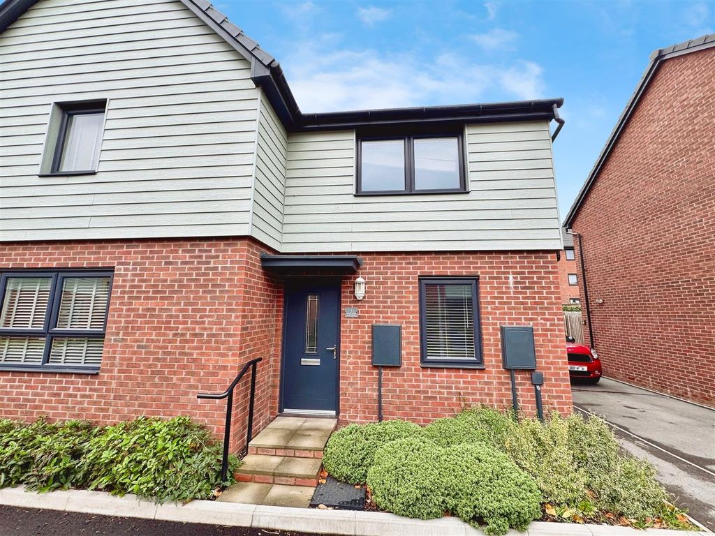 Property photo 1 of 13 Daylily Close