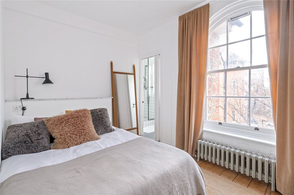 Property photo 3 of 18 Bedroom