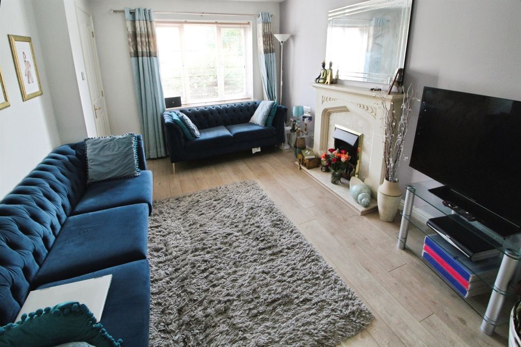 Property photo 2 of 16 Lounge