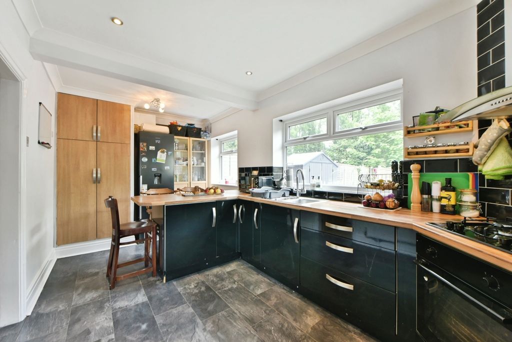 Property photo 3 of 16 Breakfast Kitchen
