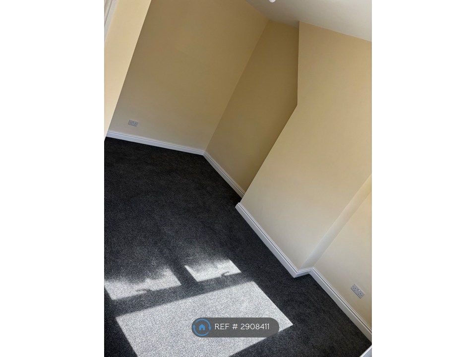 Property photo 3 of 12 Bedroom 1.1