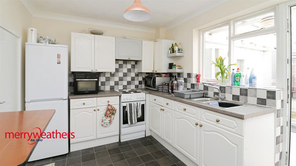 Property photo 2 of 8 Dining Kitchen