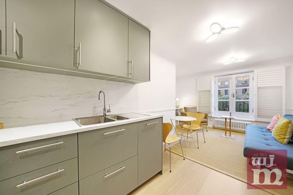 Property photo 3 of 11 Kitchen Into Reception