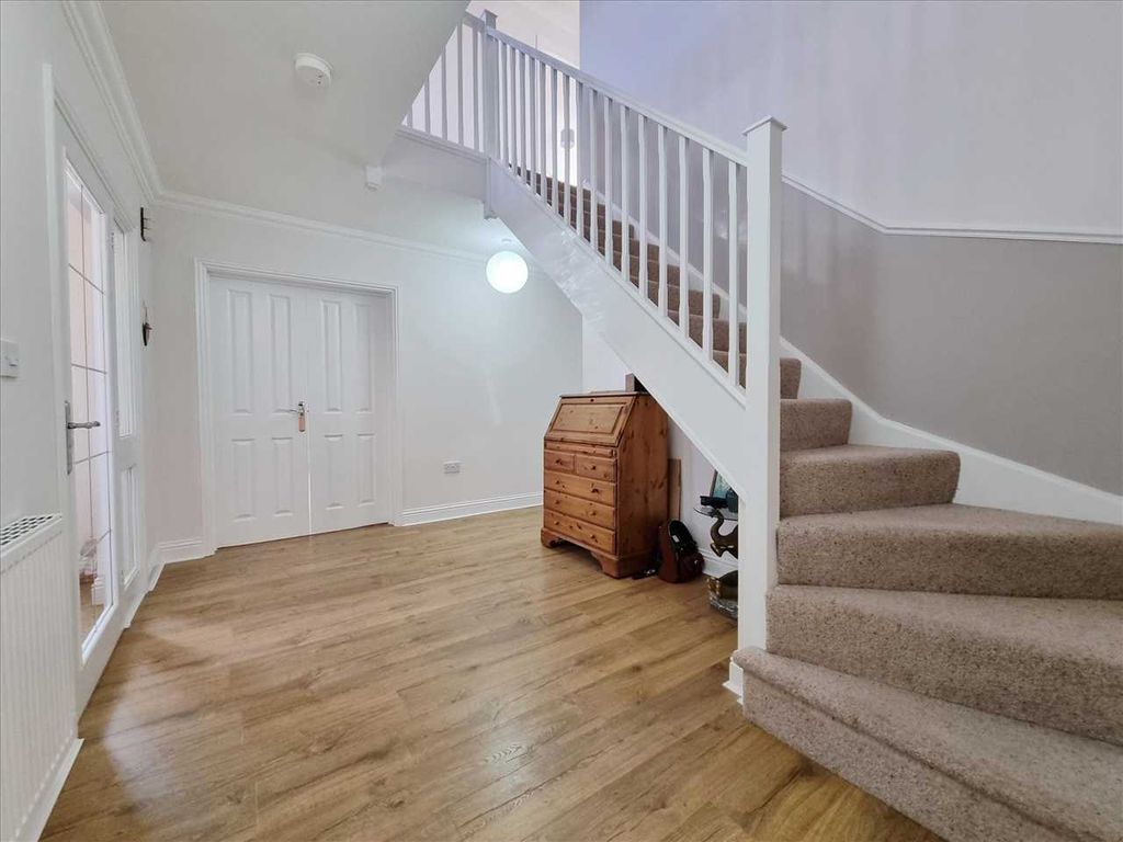 Property photo 2 of 22 Entrance Hall:
