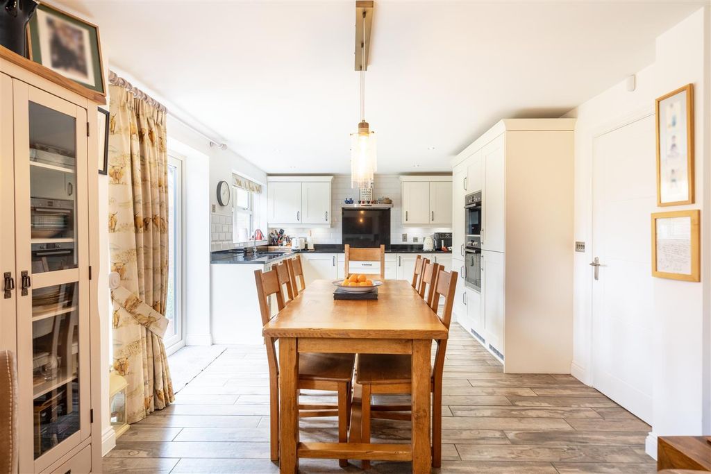 Property photo 3 of 10 Kitchen / Diner
