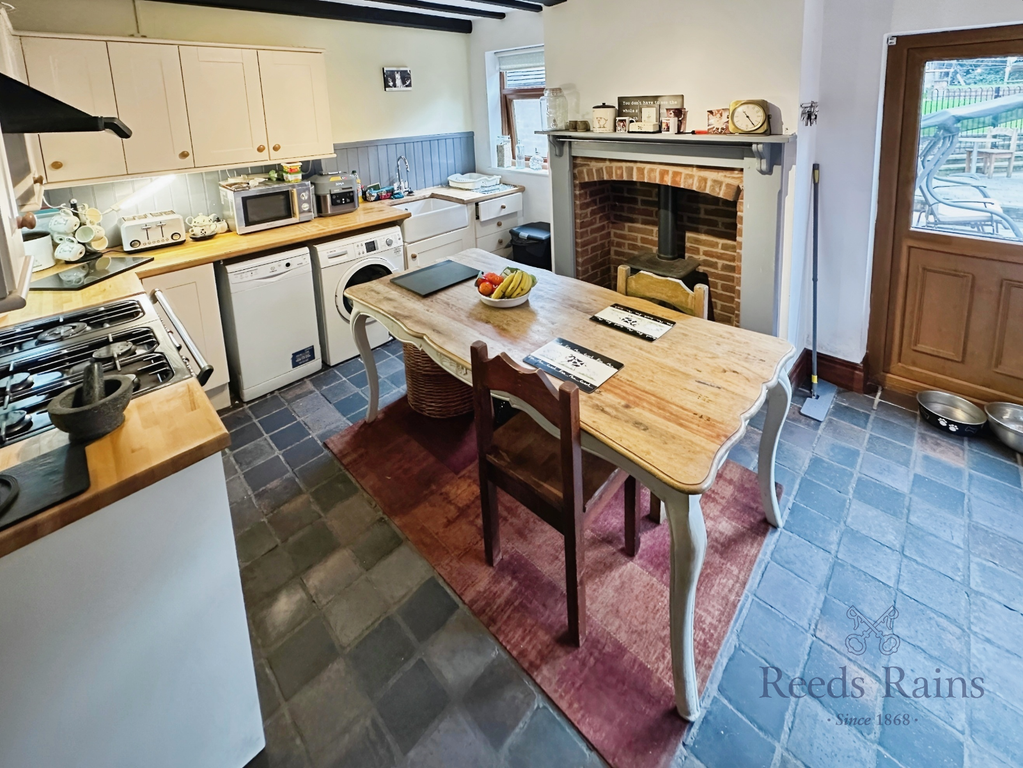 Property photo 3 of 31 Kitchen