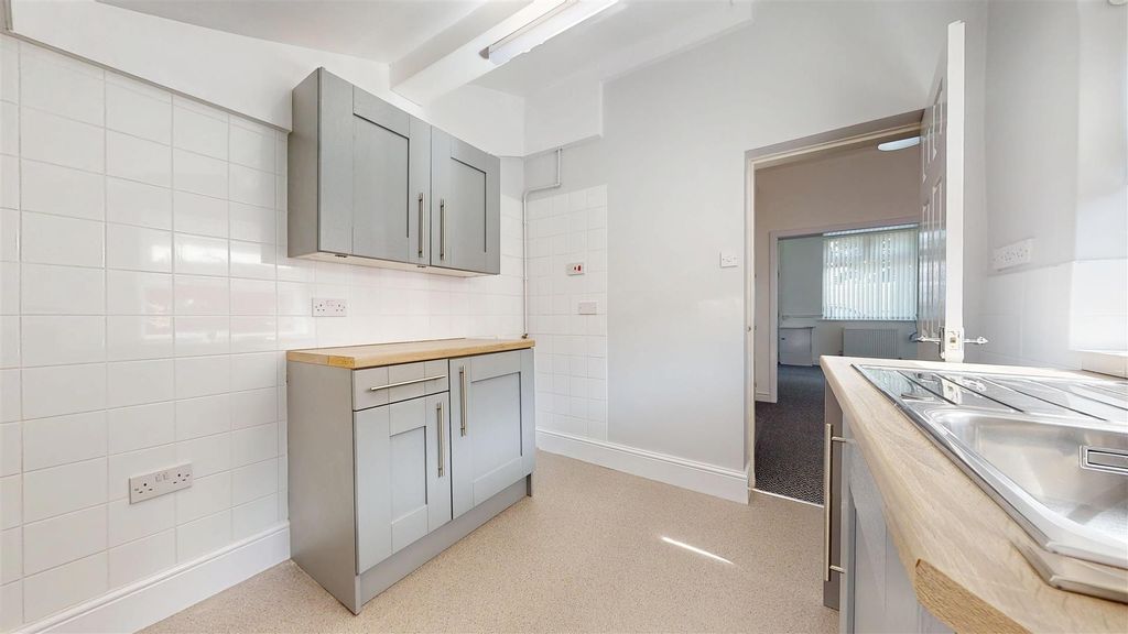 Property photo 3 of 20 Windleshaw Road - Kitchen