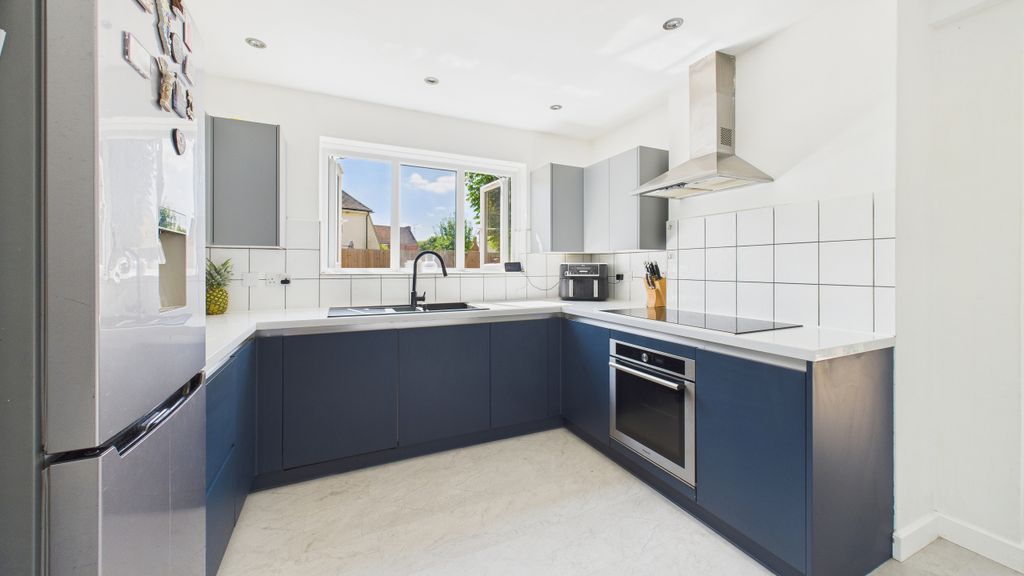 Property photo 3 of 16 Cam04968G0-Pr0054-Still005