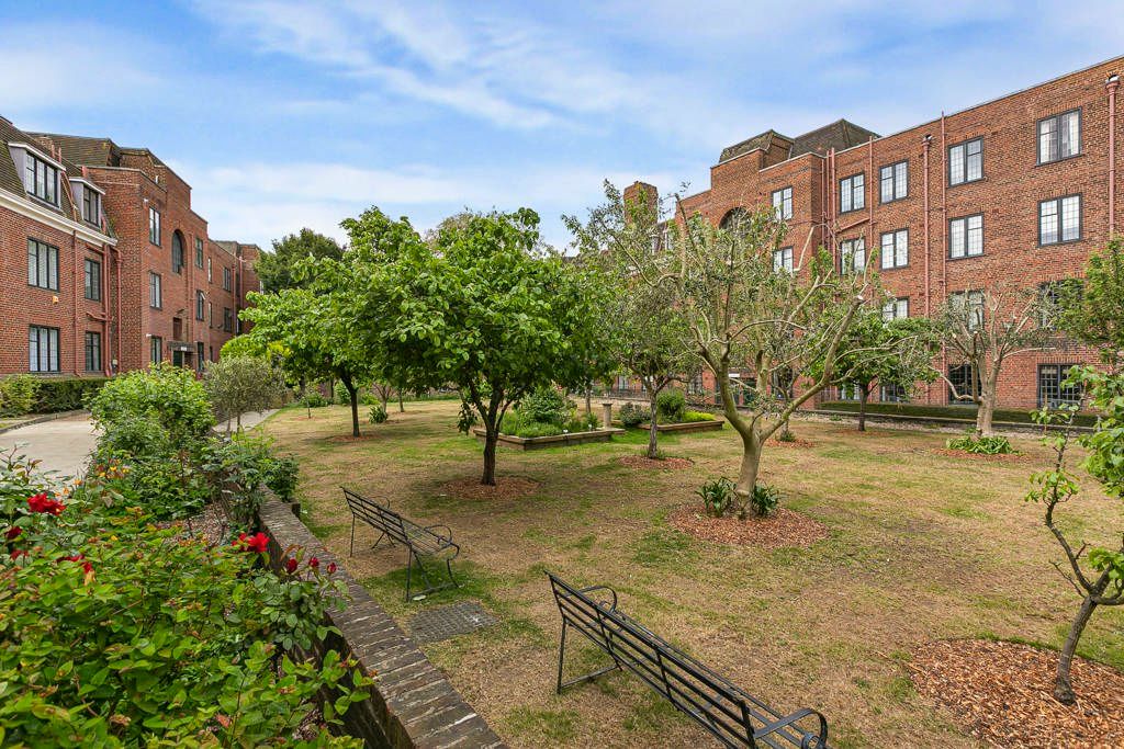 Property photo 2 of 19 Communal Gardens