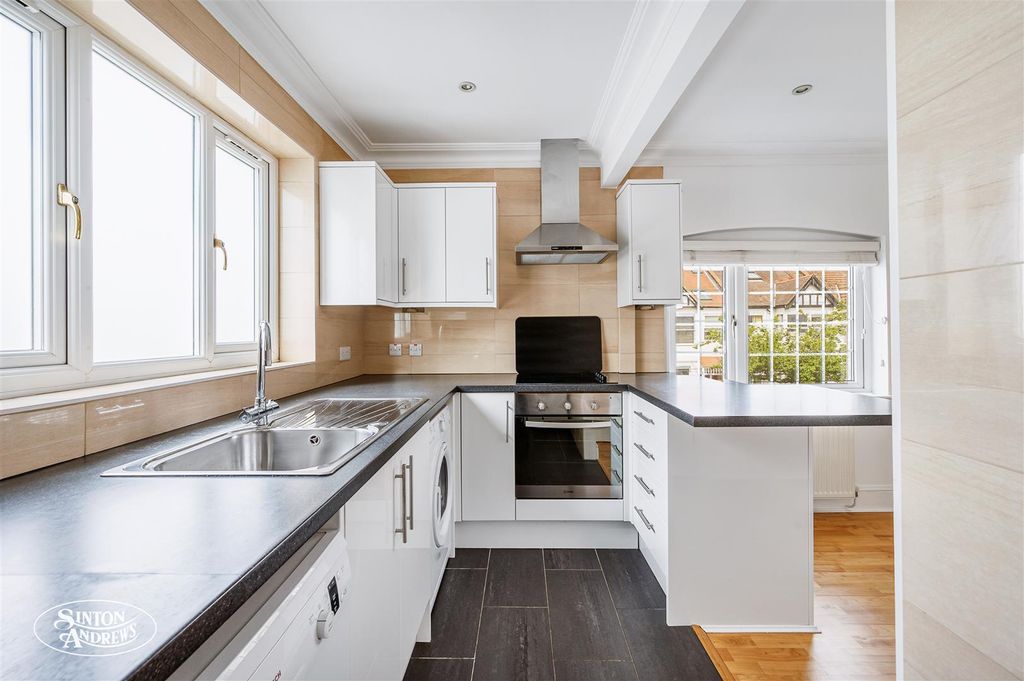 Property photo 3 of 8 Flat 3, 2A Leyborne Avenue-5.Jpg