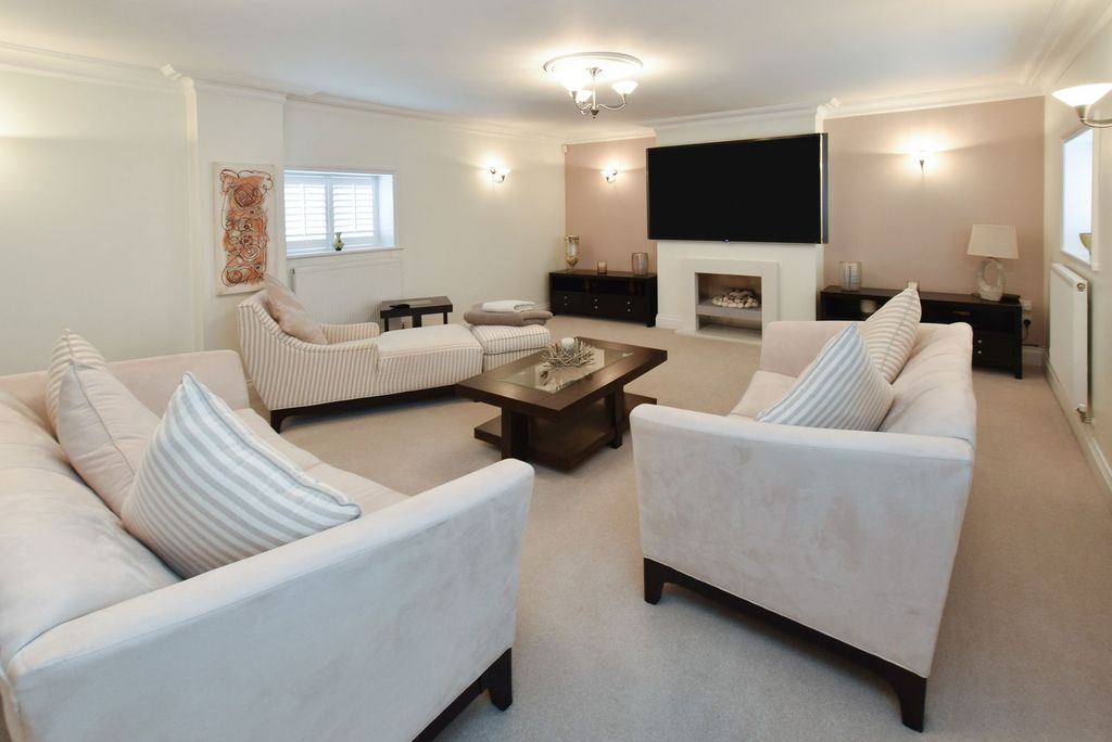 Property photo 2 of 28