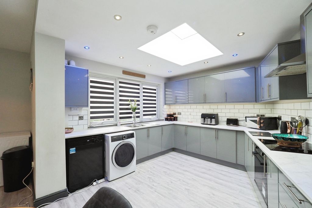 Property photo 2 of 20 Stunning Extended Kitchen/Dining And Family Room
