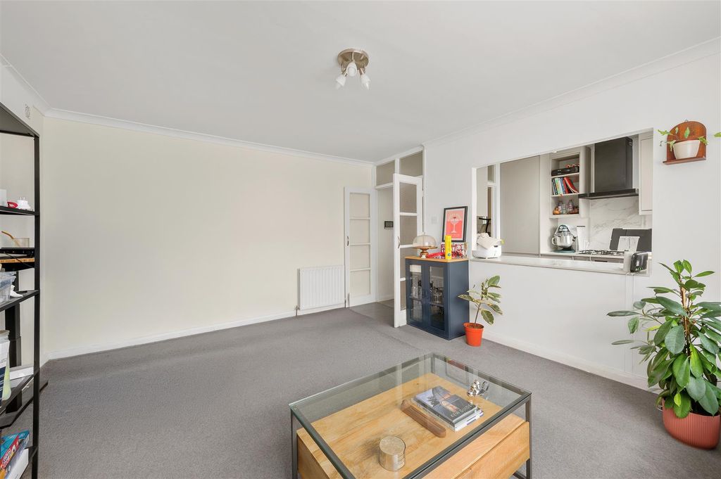 Property photo 3 of 10 Flat 6, Malclom Lodge,-5.Jpg