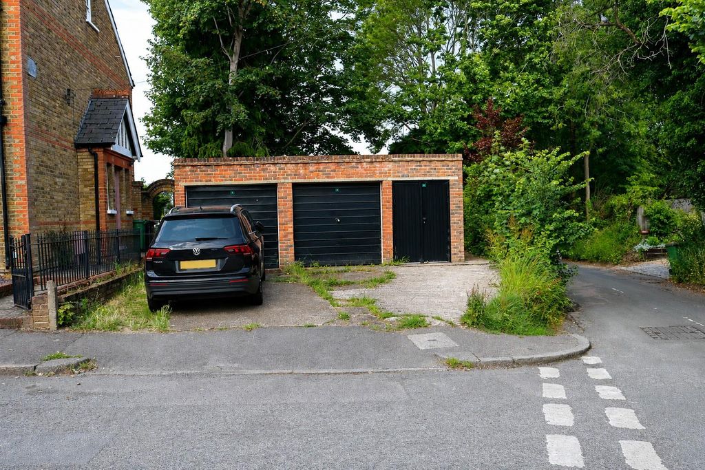 Property photo 1 of 4 Gladstone Road Side.Jpg