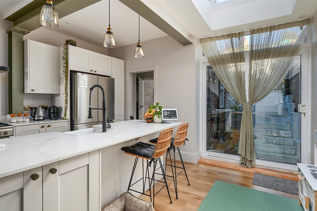 Property photo 3 of 18 37 Clifton Road - Tn35 (6).Jpg