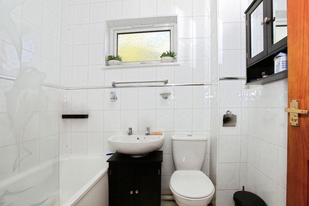 Property photo 2 of 23 Bathroom