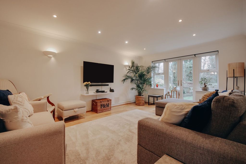 Property photo 1 of 17 Living Room