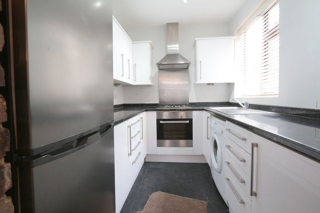 Property photo 3 of 8 Kitchen