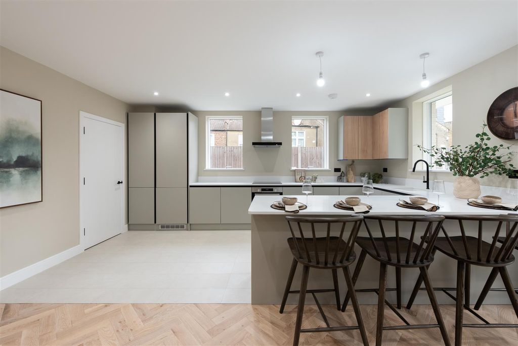 Property photo 3 of 28 Stark Mews, E17