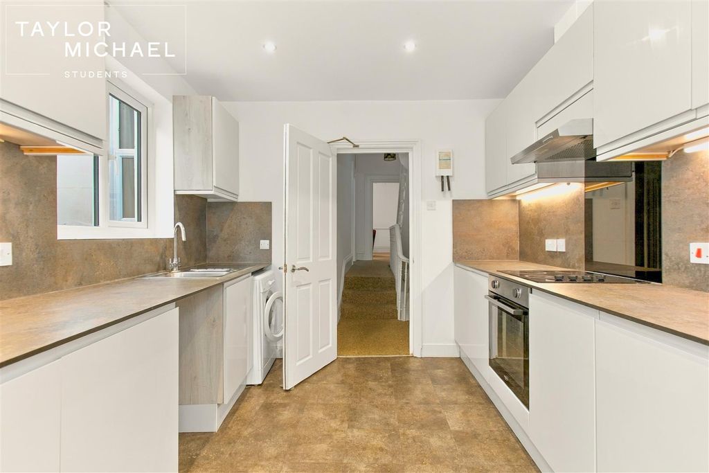 Property photo 3 of 23 Kitchen