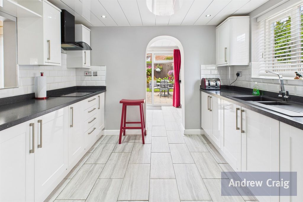 Property photo 3 of 11 Kitchen