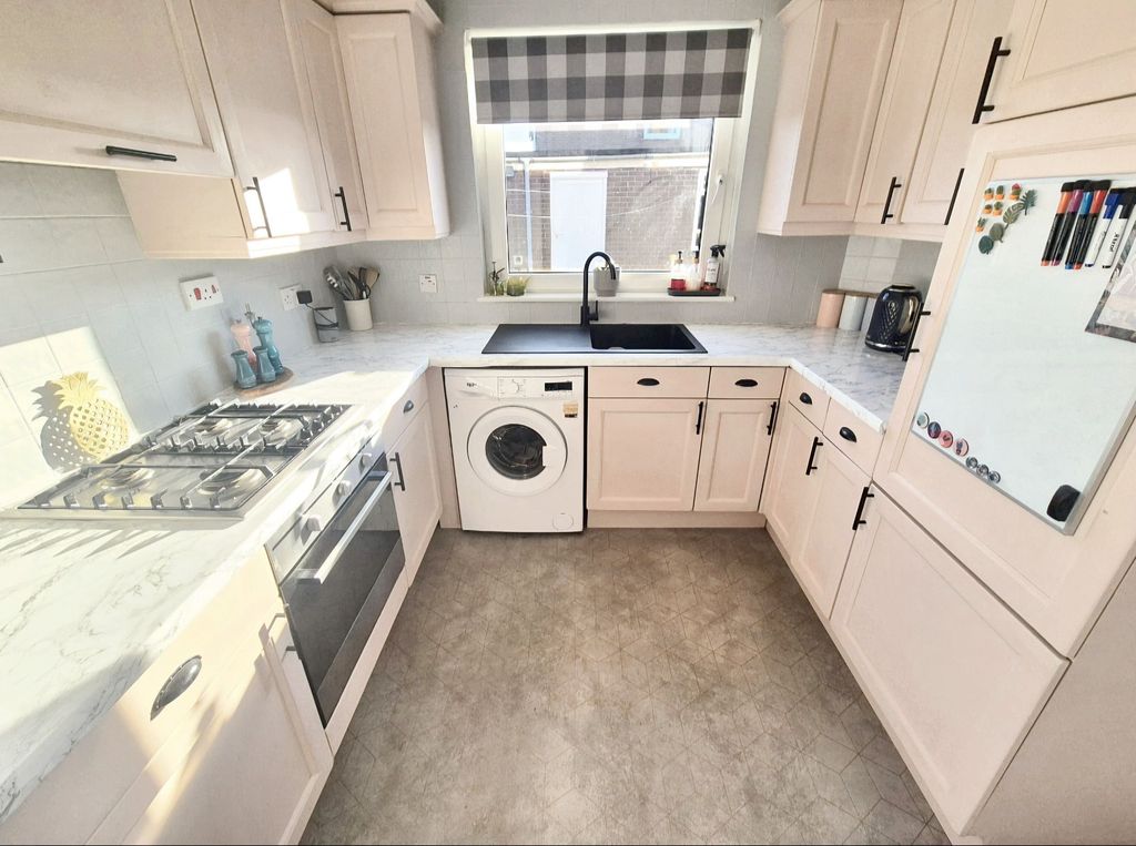 Property photo 3 of 19 Kitchen