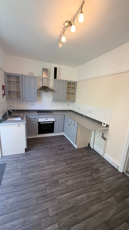 Property photo 3 of 10 Kitchen