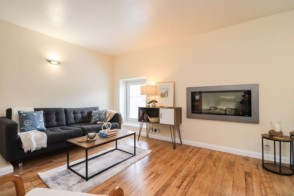 Property photo 3 of 15 Lounge Area