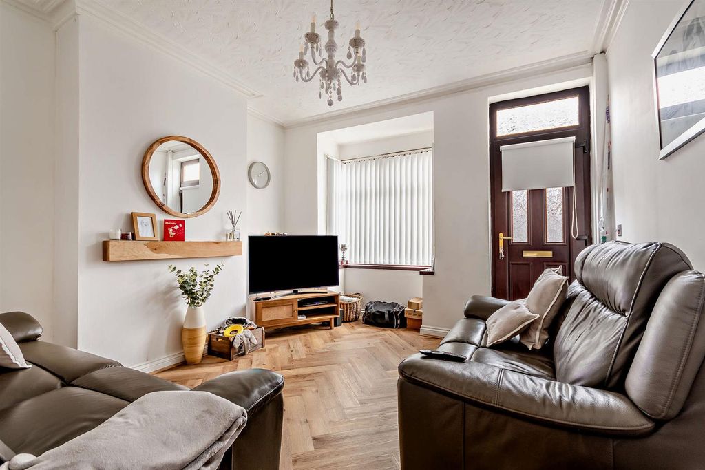 Property photo 2 of 10 8678454-Interior02-800.Jpg